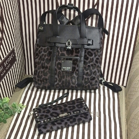 Bundle Henri Bendel Jetsetter Convertible Backpack With Wristlet Wallet - Picture 1 of 16